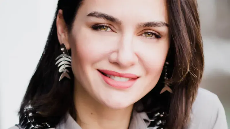 Birce Akalay: Siyah İnci'den Camdaki Kız'a katmanlı kadın rolleri görseli