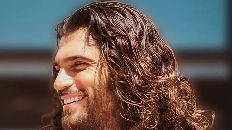 Can Yaman: Türk yapımlardan Avrupa setlerine uzanan başrol görseli